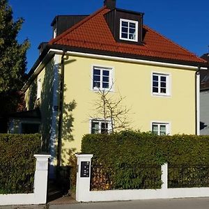 Helle Und Ruhige Dachgeschosswohnung